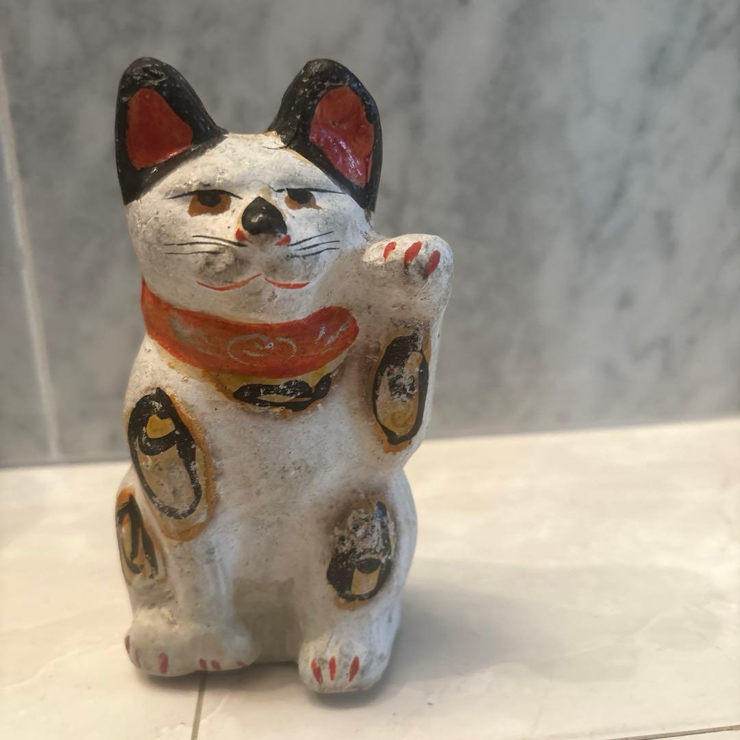 アンティーク三河土人形　手描きの美しい瞳やおヒゲ、色彩が美しい招き猫