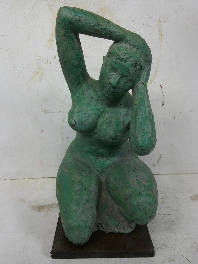 「蹲る女」宮越敏夫作・陶器