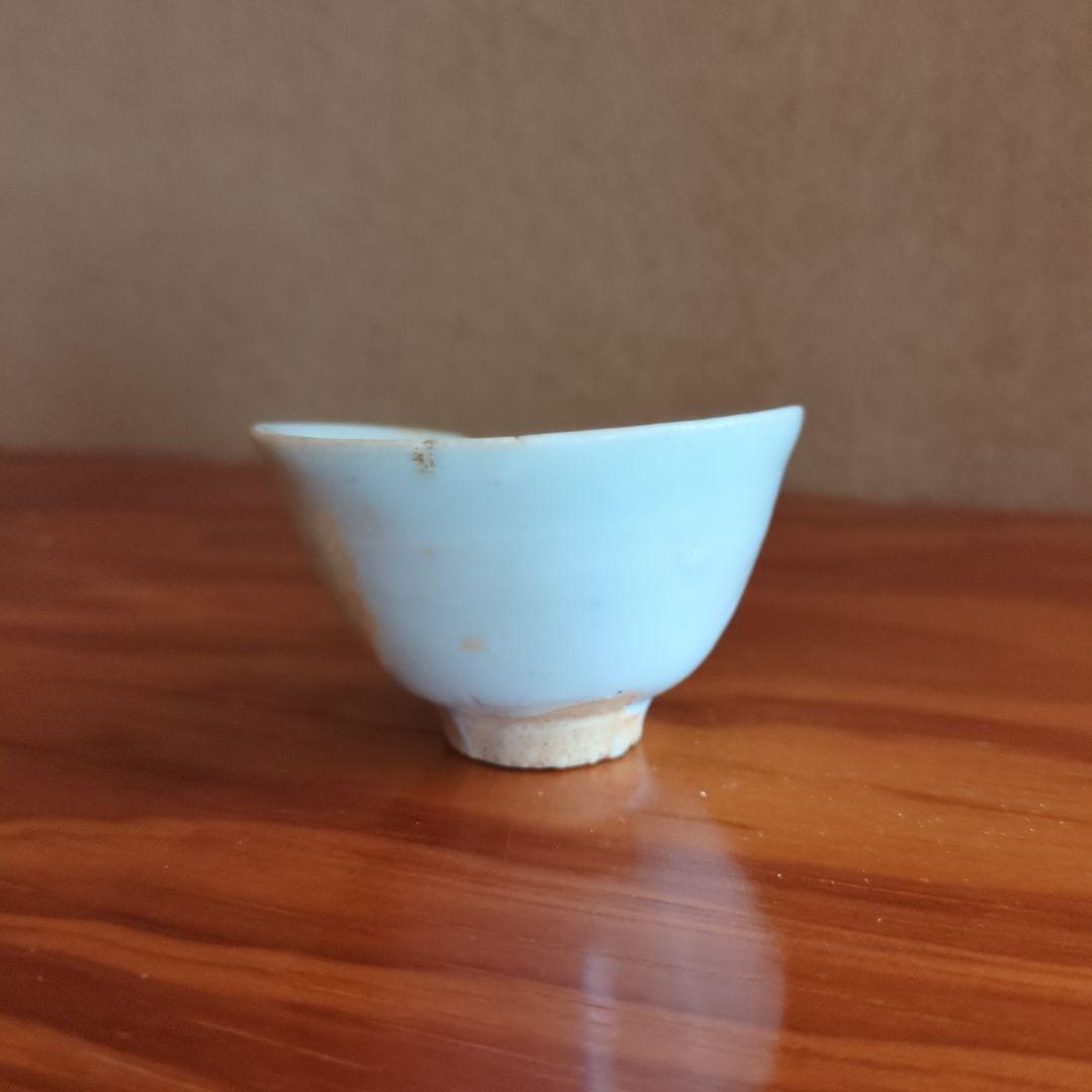 磁器の白色盃（欠けあり）　初期伊万里の陶片