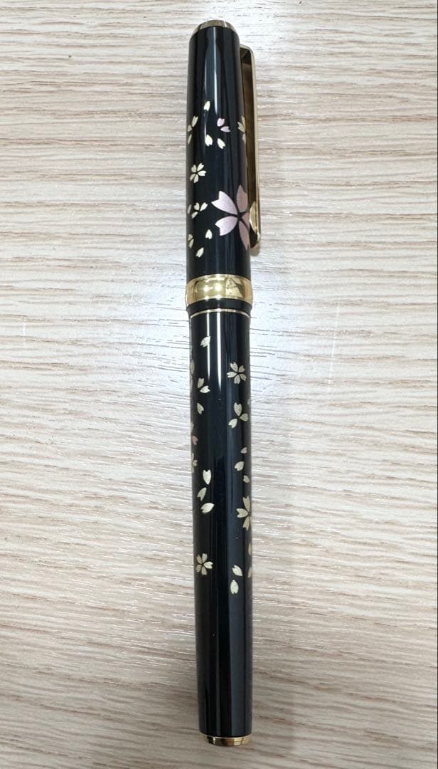 ＊　プラチナ　金沢箔万年筆　桜吹雪柄　中字　ペン先18K