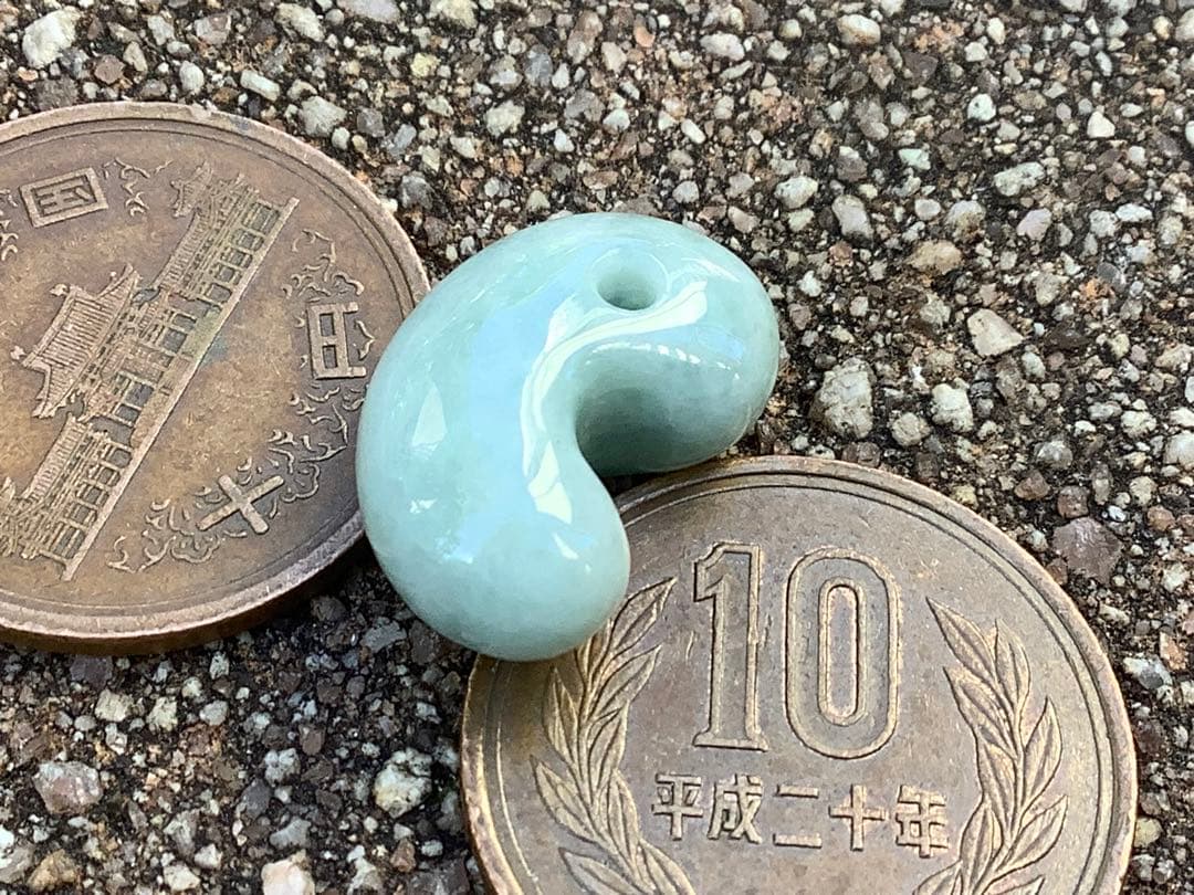 ✳高価種類‼️ 極上アイスジェイド氷種　糸魚川翡翠勾玉　本物をソーティング付です‼️