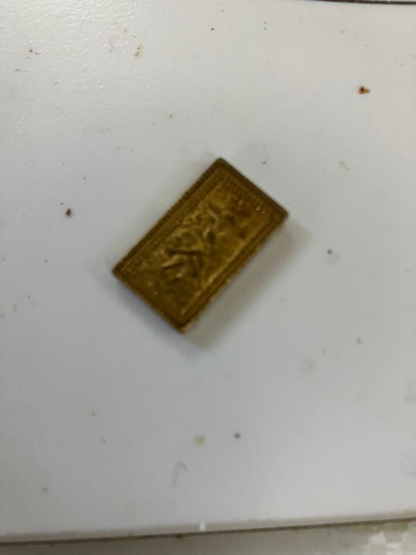 金色の彫刻装飾付き長方形アイテム