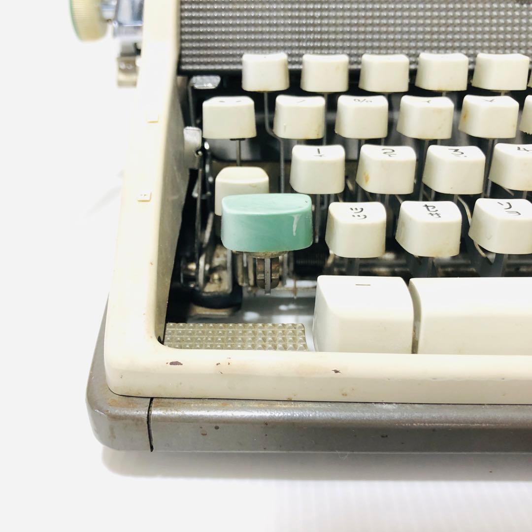 ディスプレイにも映える重厚感歴史を纏うドイツ製タイプライター　希少なカナ表記