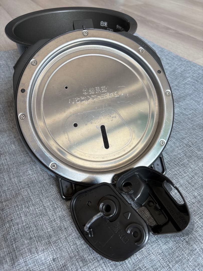 【 TOSHIBA 】 美品 RC-10VXT ブラック 炊飯器　5.5合炊き