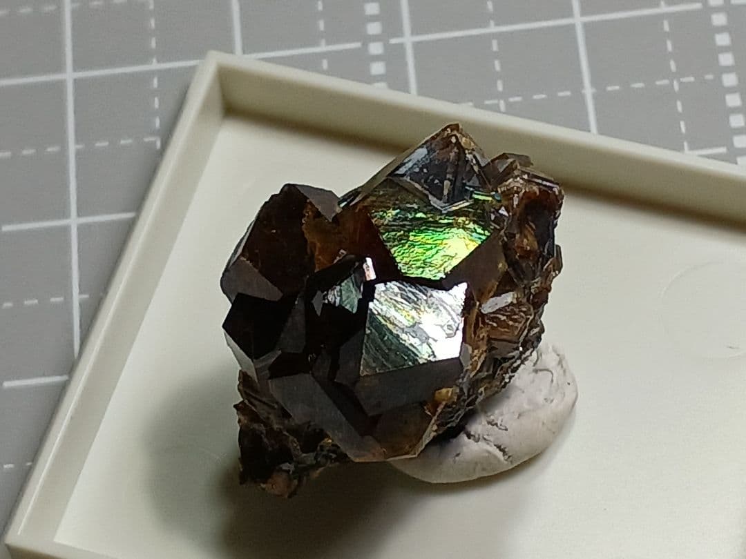 国産鉱物　オーロラレインボーガーネット　原石 鉱物標本