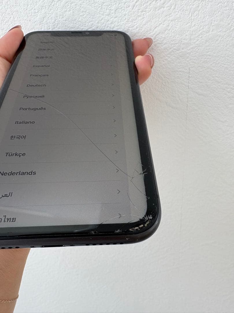 Apple iPhone 11 ブラック64GB本体　画面割れ