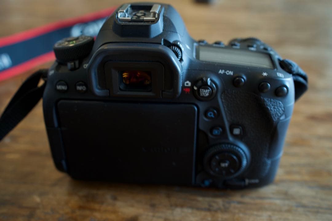 Canon EOS 6D Mark II 本体と付属品