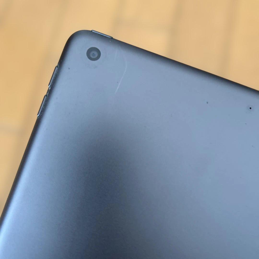 Apple iPad 本体 充電器付き　32GB 第8世代