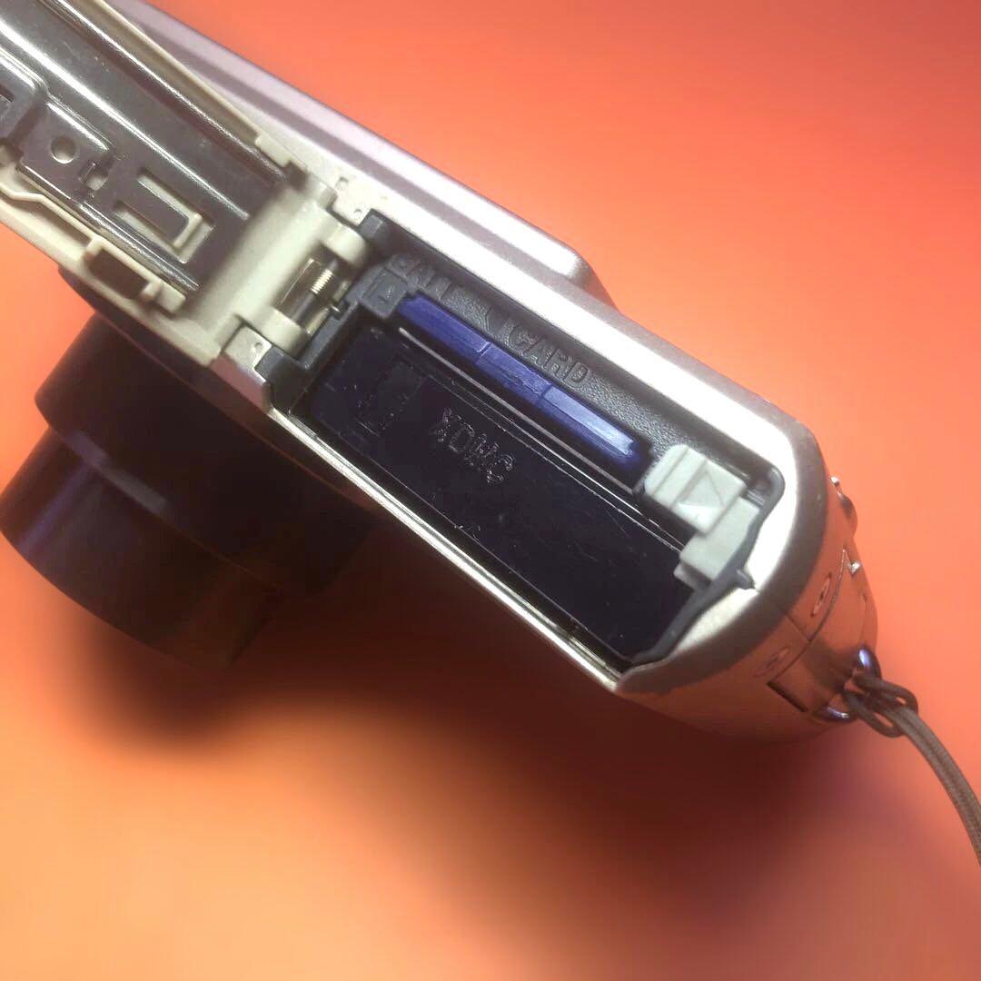 LUMIX 12メガピクセル コンパクトデジタルカメラ　シルバー　充電器付き