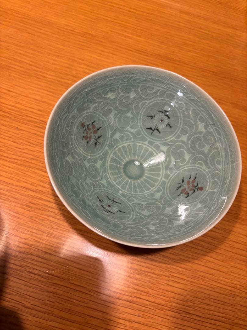 青緑色の花模様の陶器製椀　三國陶芸研究所　韓都鉉