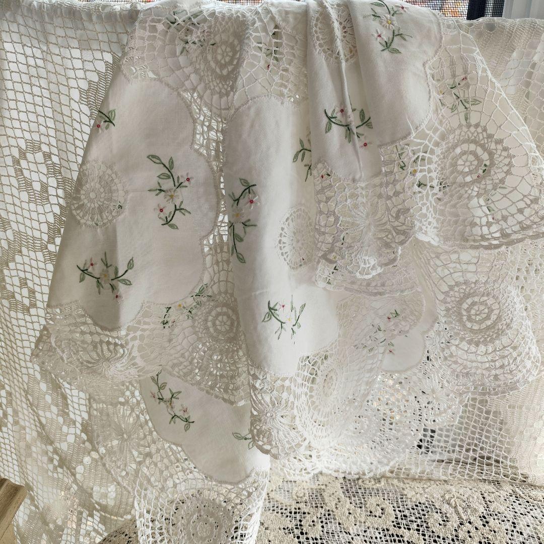 花草刺繍のパネル　手編みレース繋ぎ　ホワイトクロス