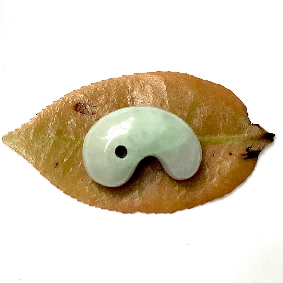 ✳️これぞ天然物の勾玉‼️極上地肌アイスジェード　糸魚川翡翠　本物ジェダイト鑑…