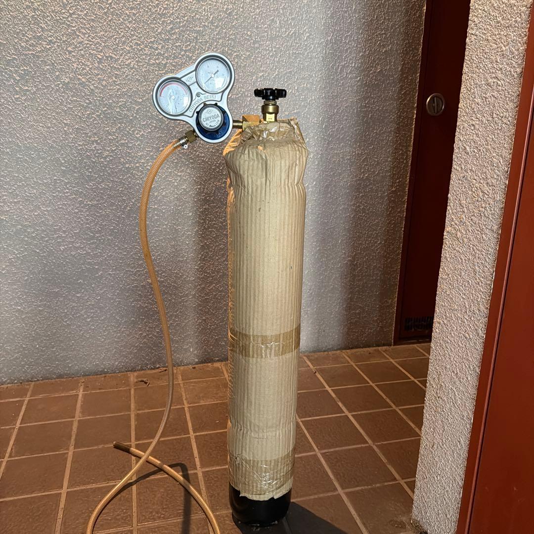 生き物用酸素レギュレーターと酸素ボンベ付(引き取り可能な方限定)