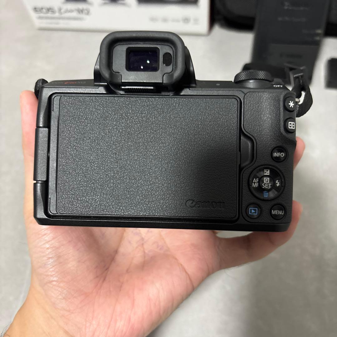 【おまけ付き】Canon EOS Kiss M2 ダブルズームキット ブラック