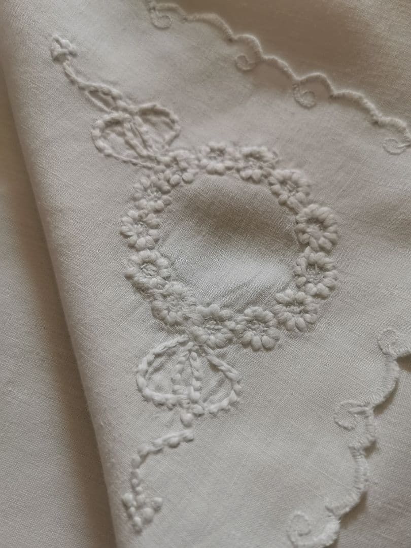 アンティークスイス アペンツェル花輪刺繍 スカラップ 細番手しなやかな大判クロス