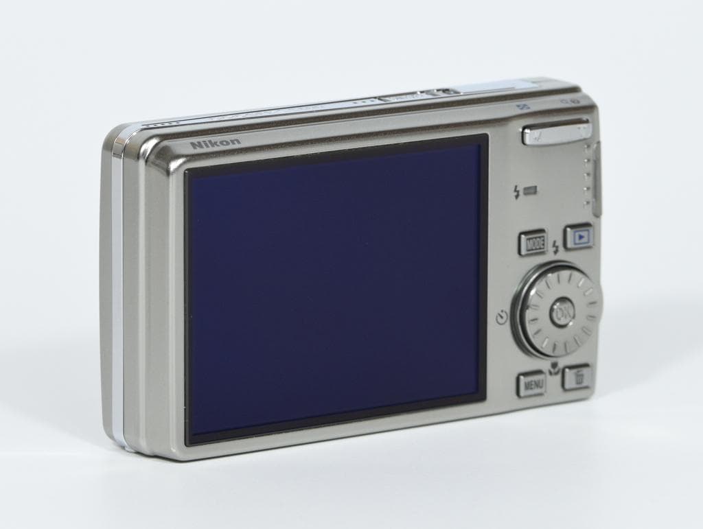 【超美品】 ニコン　Nikon COOLPIX S600 チタンシルバー