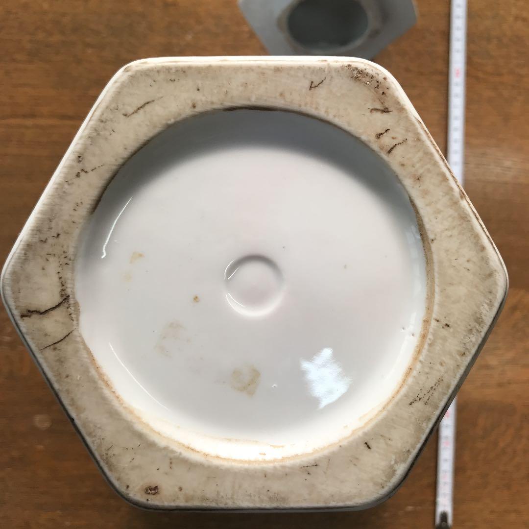 壺？蓋付き