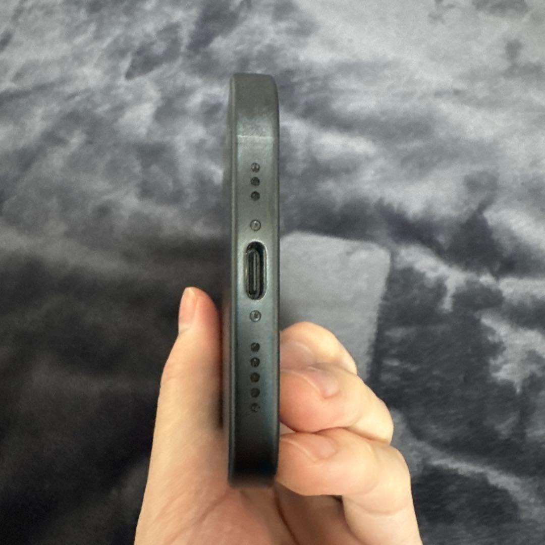 iPhone 16 ブラック