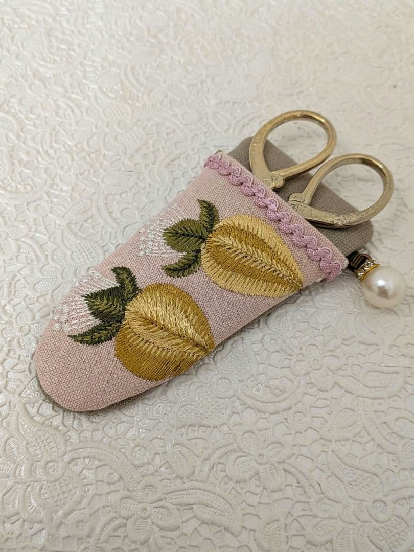 Sページ　サンダーソン刺繍生地のミニ茶箱とプチトレー（ハサミケース付き）