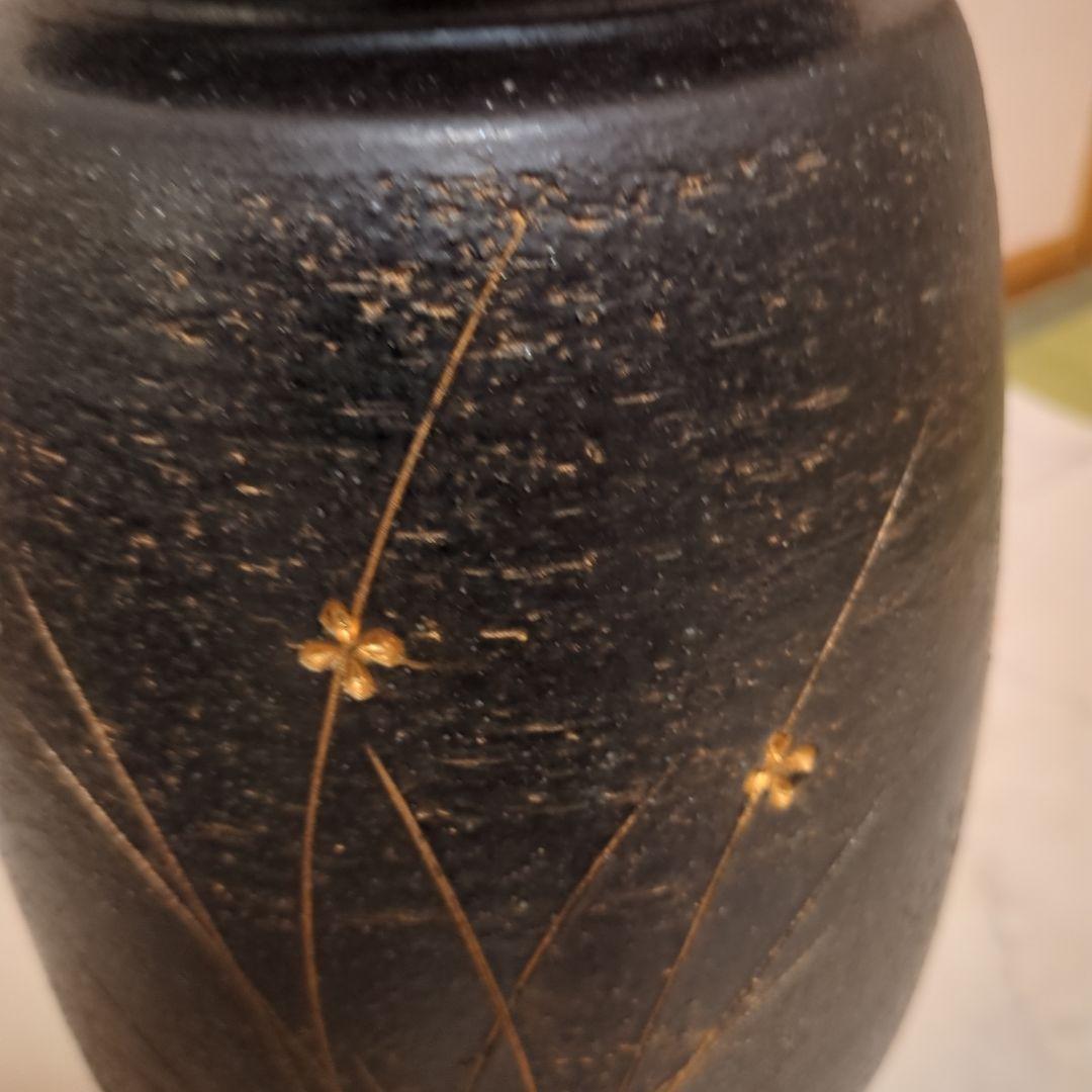 黒　陶器花瓶　金の花柄のデザインあり