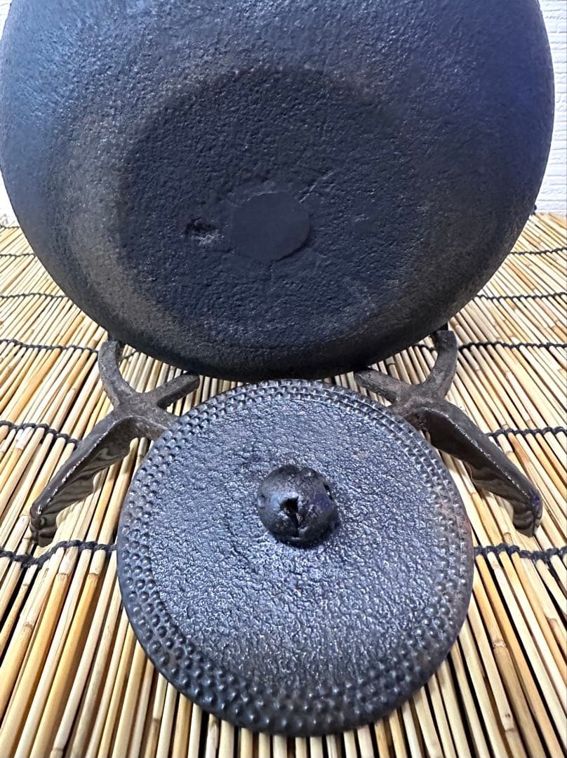 新品、付属品付　二十七代釜師 有坂 安太郎作　１２型アラレ　南部鉄瓶　南部鉄器