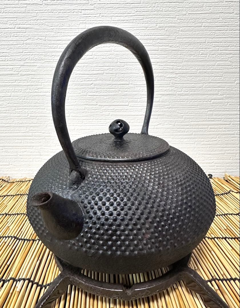 新品、付属品付　二十七代釜師 有坂 安太郎作　１２型アラレ　南部鉄瓶　南部鉄器