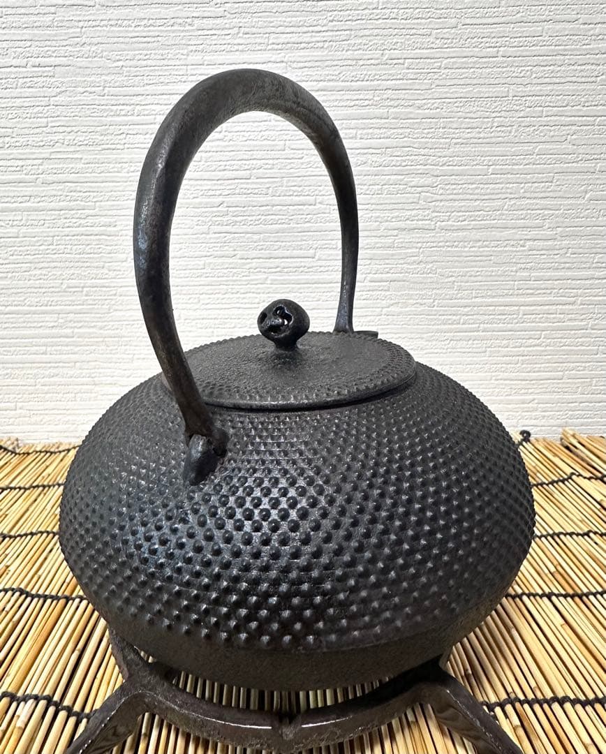 新品、付属品付　二十七代釜師 有坂 安太郎作　１２型アラレ　南部鉄瓶　南部鉄器