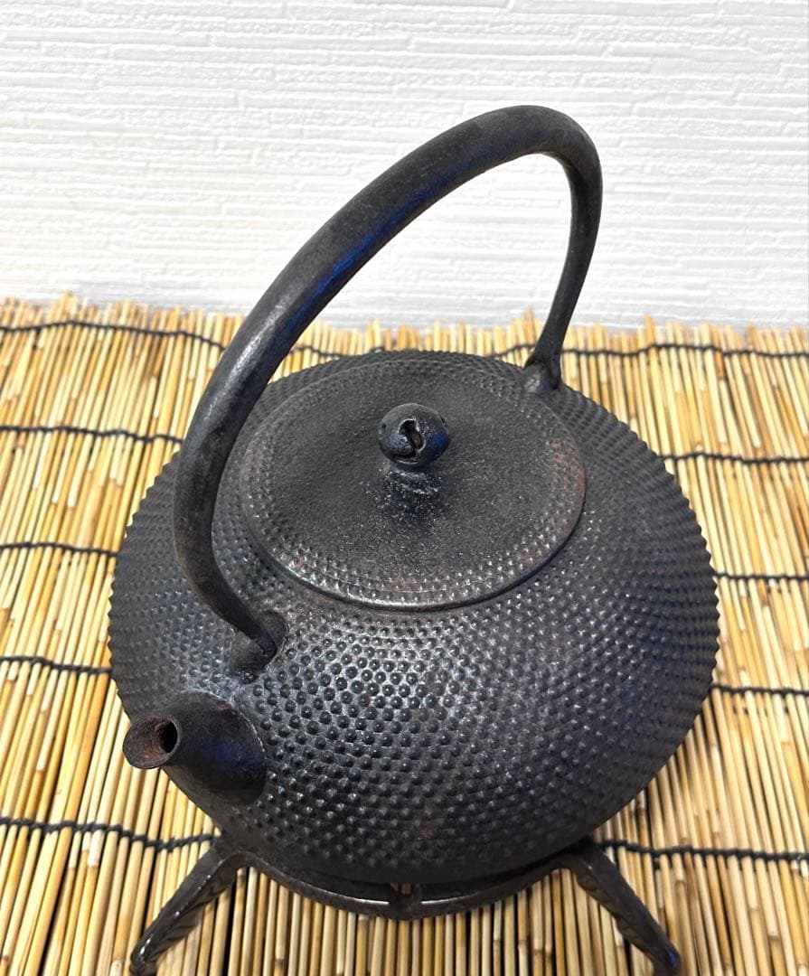 新品、付属品付　二十七代釜師 有坂 安太郎作　１２型アラレ　南部鉄瓶　南部鉄器