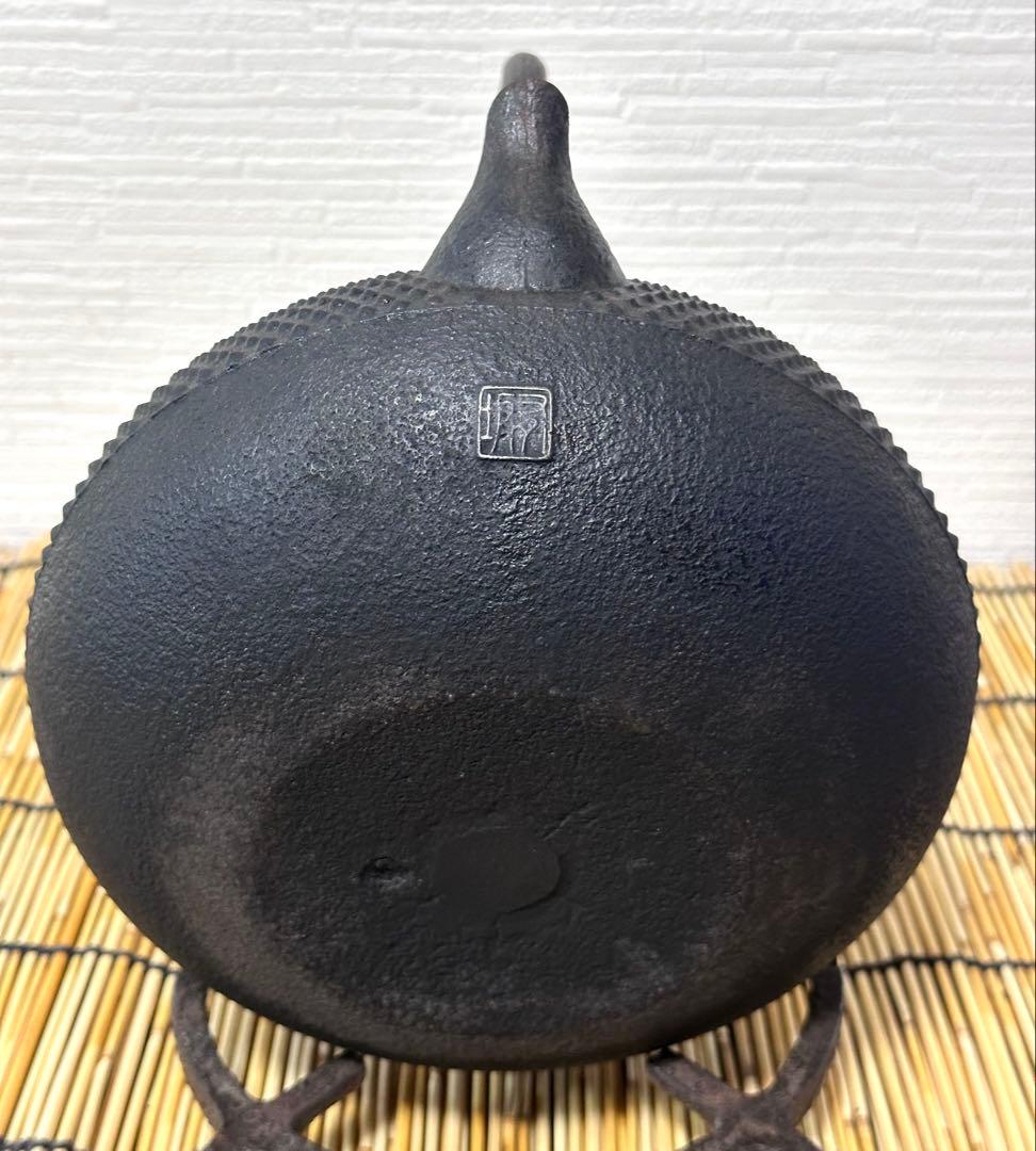 新品、付属品付　二十七代釜師 有坂 安太郎作　１２型アラレ　南部鉄瓶　南部鉄器