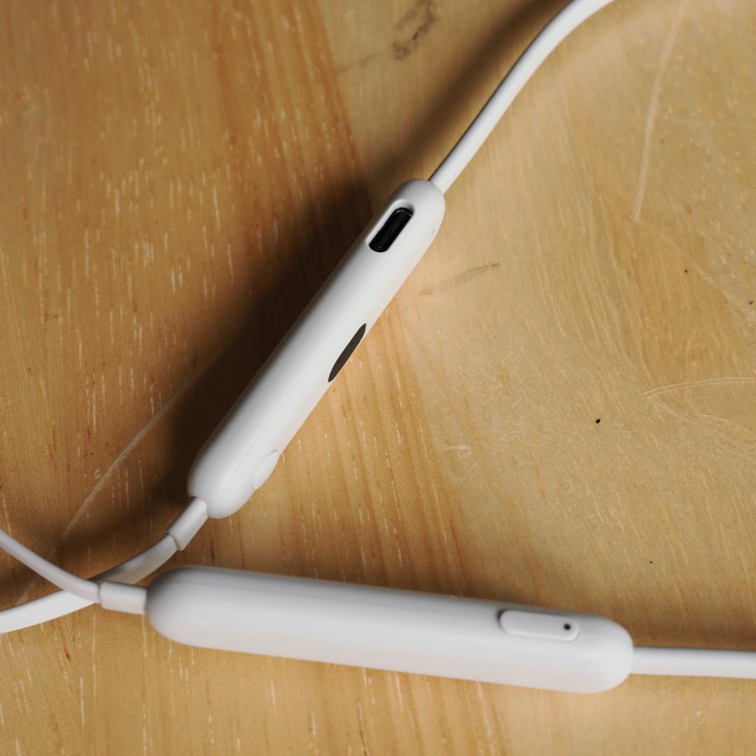 Beats Flex ワイヤレスイヤホン – Apple W1ヘッドフォンチップ