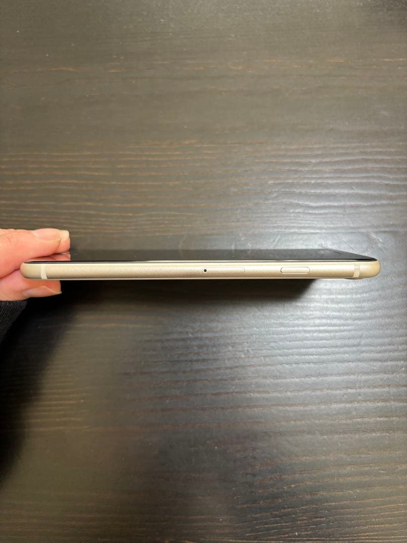 iPhone SE (第3世代)スターライト 64 GB