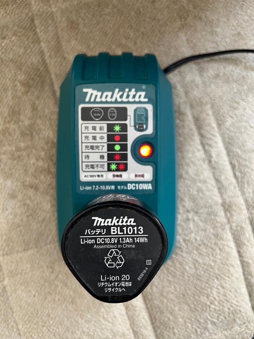 マキタ 充電式クリーナーCL102D　充電器・純正バッテリー付き