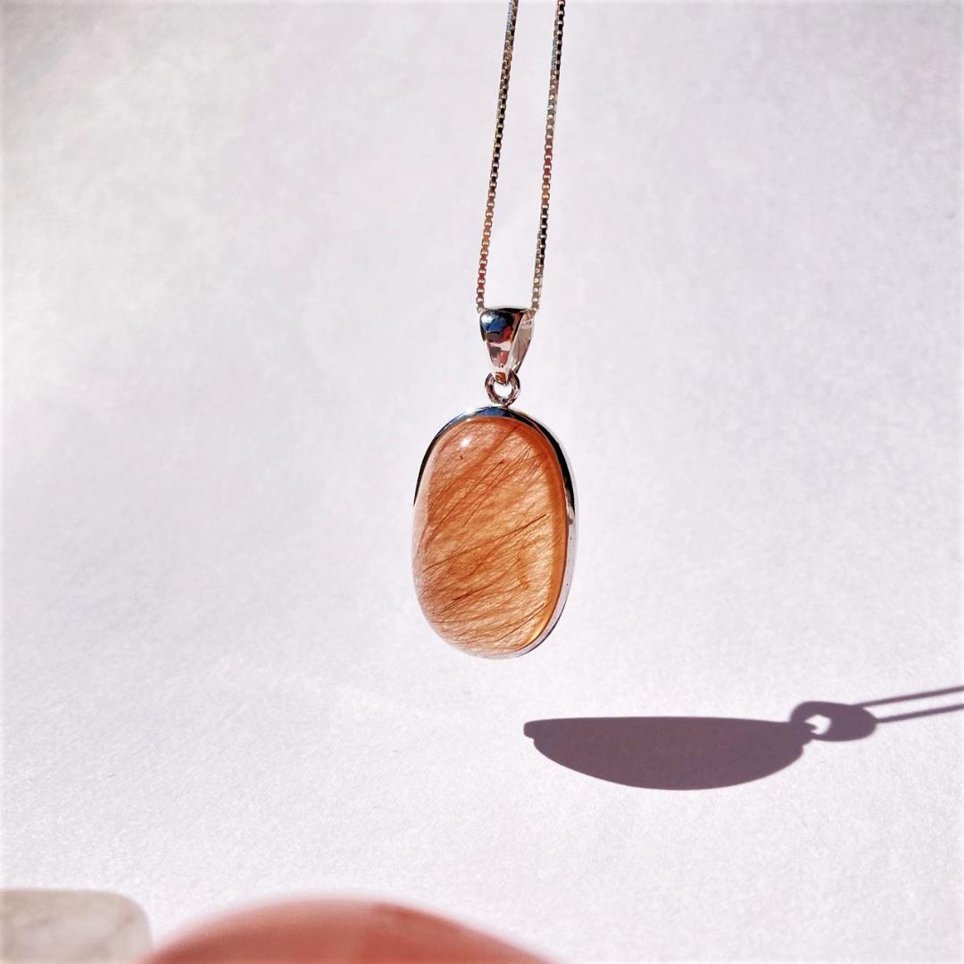 ちょっとお得な30%OFF【紅い針が舞う】紅針水晶 天然石ペンダントトップ
