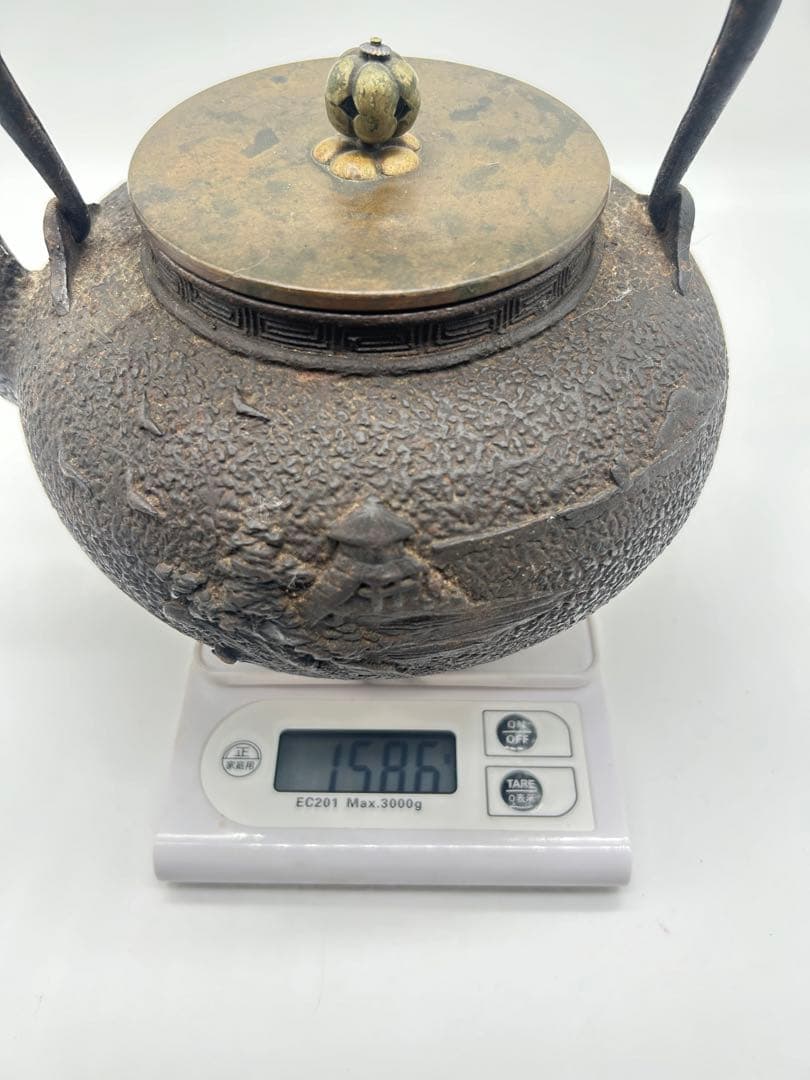 鉄瓶 浮彫りデザイン 日本龟文？ 水漏れ無　容量約1300ml