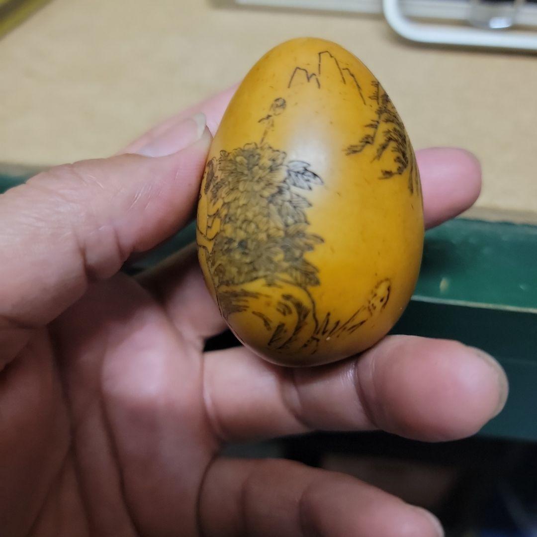男女の図柄の卵型装飾品