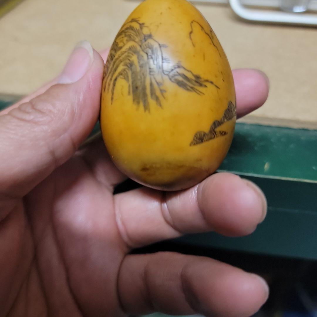 男女の図柄の卵型装飾品