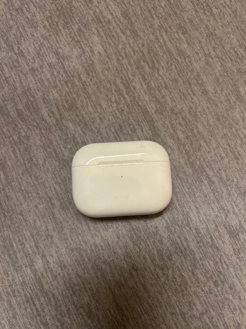 AirPods Pro 2 ケースと左耳