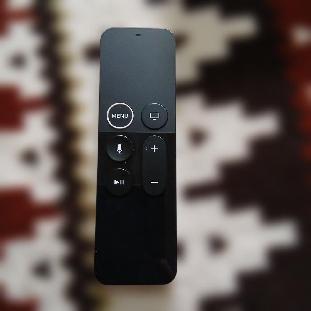 Apple TV 4K 本体とリモコン付き